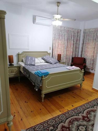 a bedroom with a green bed in a room at Serenity Garden Oasis near Maadi Grand Mall & CAC in Cairo