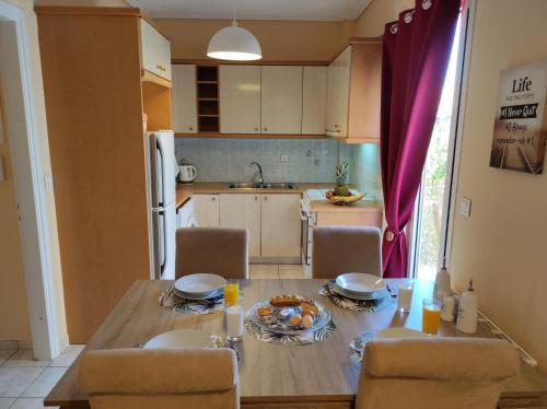 cocina con mesa de madera con sillas y comedor en John's Apartment 2 in Argostoli, en Argostoli