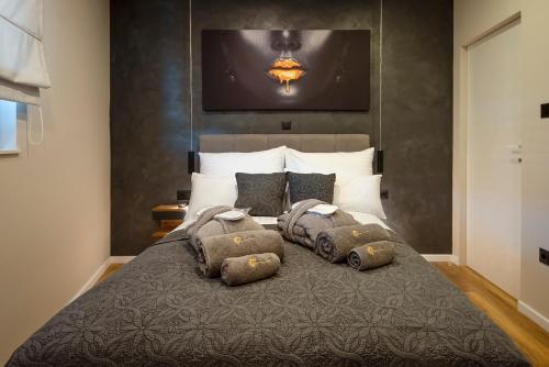 ein Schlafzimmer mit einem Bett mit Kissen darauf in der Unterkunft Luxury apartment Vista del Sole in Šibenik