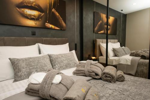 ein Schlafzimmer mit einem Bett mit Handtüchern darauf in der Unterkunft Luxury apartment Vista del Sole in Šibenik