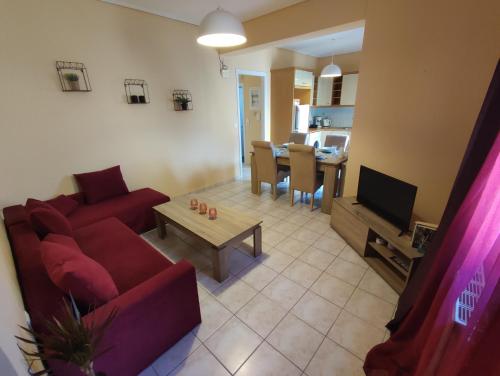 sala de estar con sofá rojo y mesa en John's Apartment 2 in Argostoli, en Argostoli