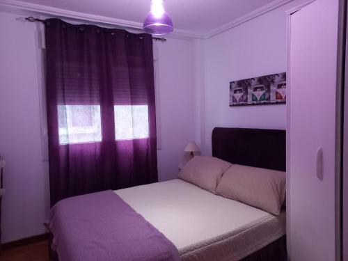 ein kleines Schlafzimmer mit einem Bett und einem Fenster in der Unterkunft Precioso apartamento en Santander cerca de todo in Santander