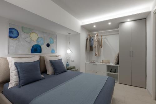 A bed or beds in a room at Porto Azzurro Suite - Goelba
