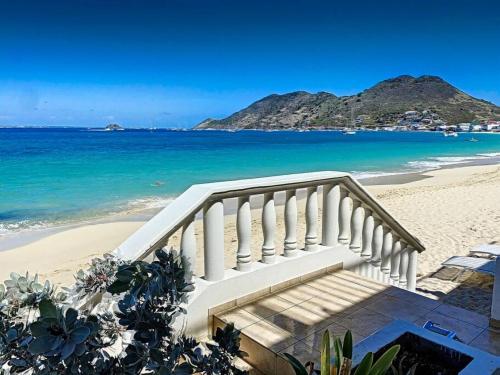 una escalera que conduce a una playa con el océano en Paradis Caraibes 1, feet in the water in Grand Case, en Grand Case