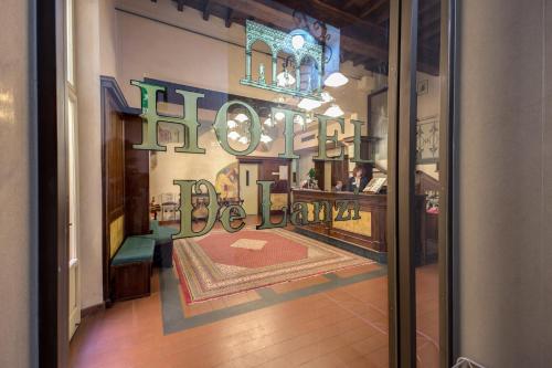 a store window with a sign that reads hotelida at Hotel De Lanzi in Florence