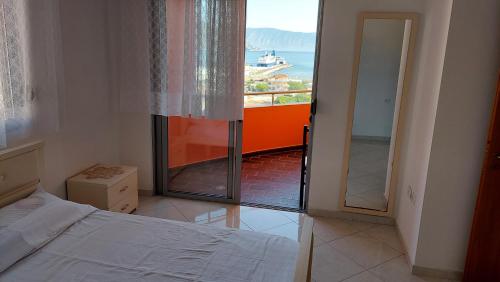 - une chambre avec un lit et une vue sur l'océan dans l'établissement Sweetview 2-bedroom apartment with 3 balcony seaview, à Vlorë