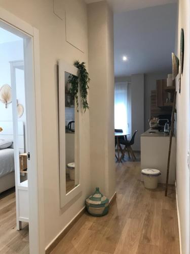 sala de estar con espejo y cocina en Apartamento equipado playa Valencia OnesDeMar, en Valencia