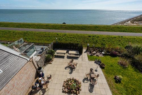 an overhead view of a patio with the ocean at Hotelletje de Veerman in Oost-Vlieland