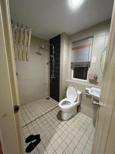 een badkamer met een toilet en een wastafel bij The Heaven Lakeside Residence Homestay by Quadvanos in Ipoh