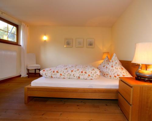 1 dormitorio con 1 cama con 2 almohadas en Ferienhaus Altenmarktblick, en Altenmarkt im Pongau