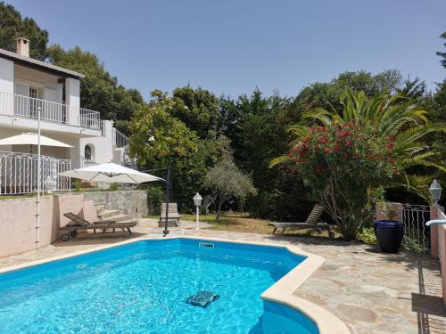 ein Pool vor einem Haus in der Unterkunft Villa Via serena in Ajaccio