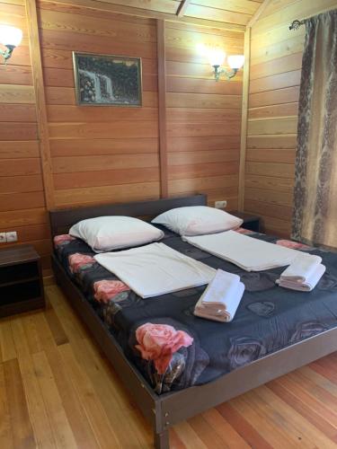 1 dormitorio con 2 camas y almohadas en Guest House na Vozba 9A, en Gudauta
