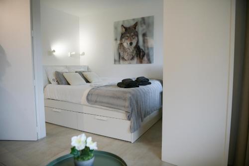 een slaapkamer met een bed met een foto van een wolf bij Chamonix 27 - Au Centre Vue Mont Blanc et Jardin in Chamonix-Mont-Blanc