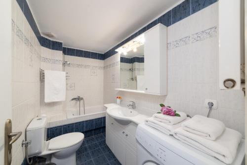 A bathroom at Aria apts 100 m from the beach by PosarelliVillas