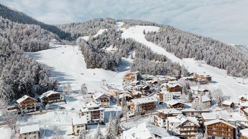 uma estância de esqui coberta de neve com uma pista de esqui em Piccolo Hotel Claudia No Pets em San Vigilio Di Marebbe