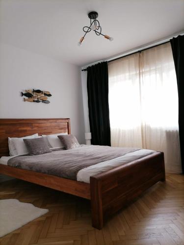 um quarto com uma cama grande e uma janela em 09PuzzleSuites em Bucareste