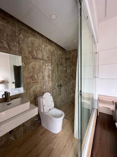a bathroom with a toilet and a sink and a shower at Cơ sở lưu trú du lịch Uyên Thanh 2 in Da Lat