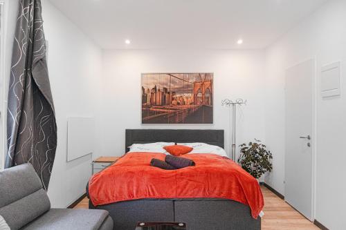 ウィーンにあるCentral King Studio - 10 mins walk from Downtownのベッドルーム1室(赤い毛布付きのベッド1台付)