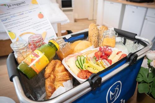 a lunch box with food and drinks in it at Villa Lilith Smart in Fertőrákos