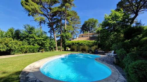 a swimming pool in the yard of a house at Les volets lavande in Aubignan