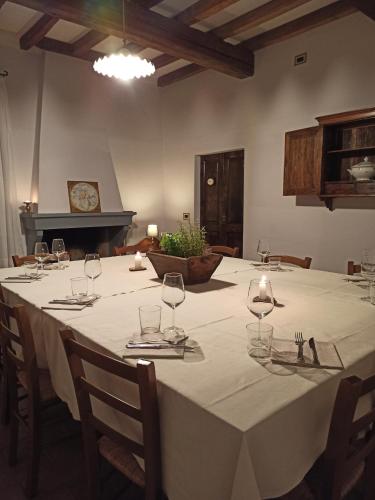 a long table with wine glasses and a piano at Agrilocanda Val Campotto in Argenta