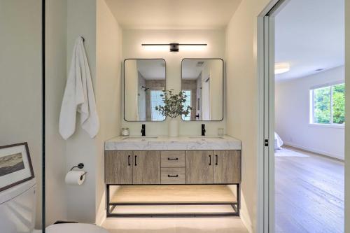 uma casa de banho com um lavatório e um espelho em Luxe Wine Country Getaway with Vineyard Views em Rutherford