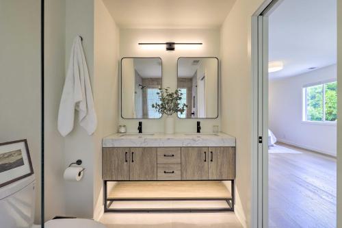 Ένα μπάνιο στο Luxe Wine Country Getaway with Vineyard Views