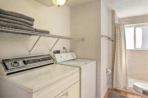 MorrisonMorrison Home with Backyard about 7 Mi to Red Rocks的配有洗衣机和烘干机的洗衣房