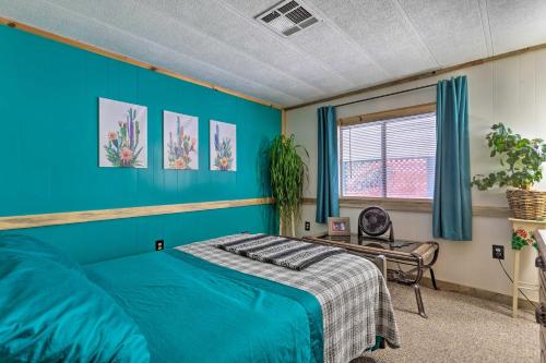Кровать или кровати в номере Cozy Cottonwood Gem Patio and 180-Degree Views