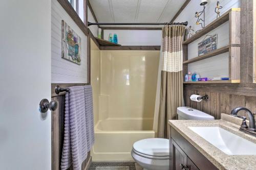 Kúpeľňa v ubytovaní Cozy Cottonwood Gem Patio and 180-Degree Views