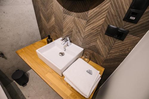 a white sink sitting on top of a wooden table at Apartamenty Na Potokach in Żegocina