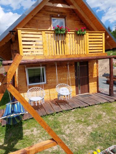 Domek z 2 krzesłami i balkonem w obiekcie Uroczy zakątek Karkonoszy w mieście Bukowiec