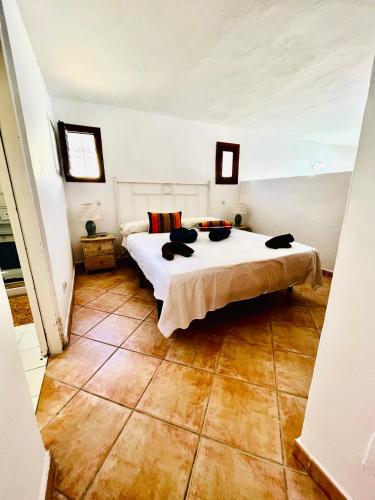 - une chambre avec un lit et du parquet dans l'établissement Estilo ibicenco en todo, à San José