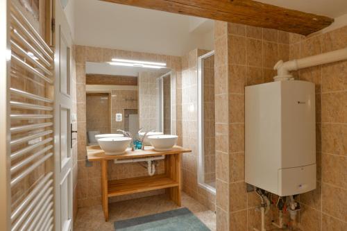 een badkamer met 2 wastafels en 2 spiegels bij Celetná 27 Residence in Praag