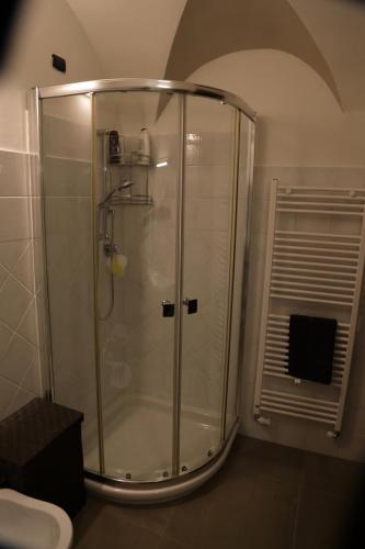 bagno con doccia in vetro e servizi igienici. di Maison Paradiso: Charme e relax a Pietra Ligure a Pietra Ligure