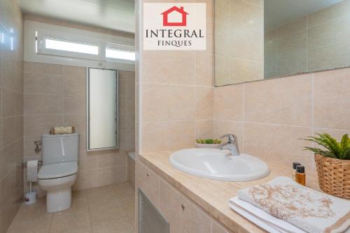 A bathroom at Splash Holiday Home