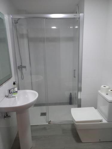 ein Bad mit einer Dusche, einem Waschbecken und einem WC in der Unterkunft Beatiful and full-equipped flat in the city center in Ceuta