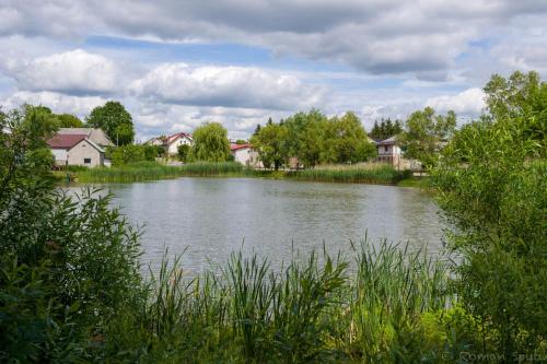 a body of water with houses and houses at Kaszubska Odskocznia Ostoja Bukowo in Borowy Młyn