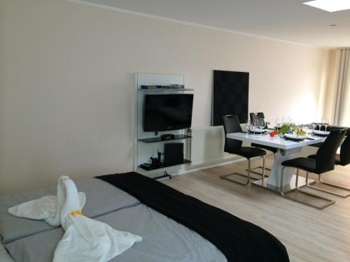 ein Hotelzimmer mit einem Bett und einem Tisch mit Stühlen in der Unterkunft Studio Apartment L.Y.M.A. in Wilhelmshaven