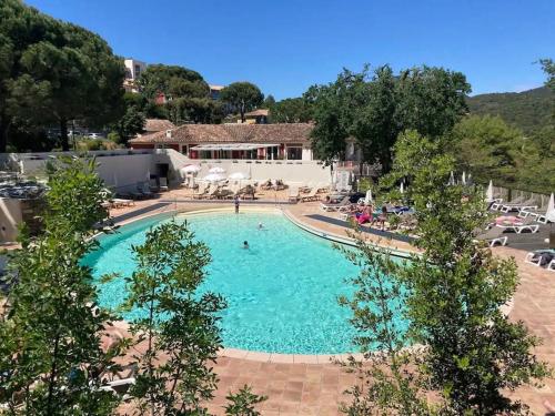 une grande piscine dans un complexe dans l'établissement Le TROPIK, Panoramic SEA view, Holiday resort, à Grimaud