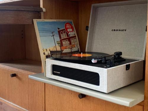 a microwave sitting on a shelf with a record player at Eco Hotel Plantage Rococo in Velsen-Zuid