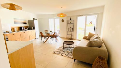 un salon avec un canapé et une table dans l'établissement Arbre Blanc, une folie montpelliéraine, à Montpellier