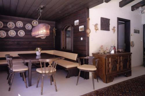 a dining room with a table and chairs and plates on the wall at Apartment Familie Kinz im Haus Zalim in Brand