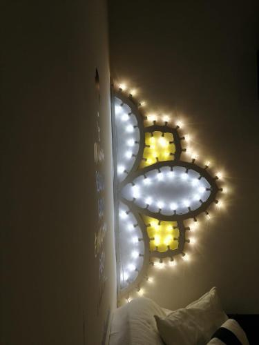 lustro z lampkami w rogu pokoju w obiekcie La luminaria w mieście Bari