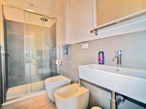 een badkamer met een toilet, een wastafel en een douche bij La Casa Di Lucia in Lerici