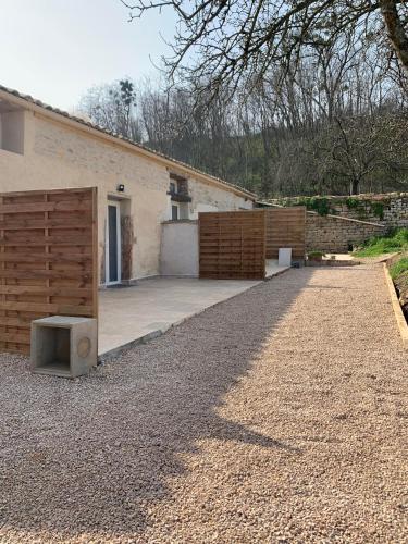 a house with a wooden gate and a driveway at Bienvenue chez Weiwei in Sancé