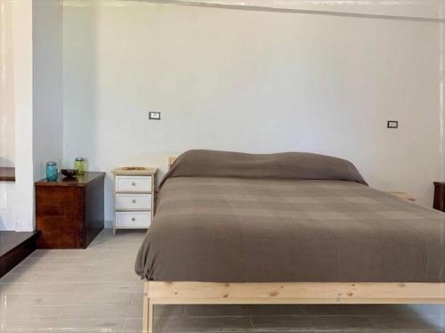 una camera con letto in legno e comodino di Zen relax a pochi passi da Palinuro a Centola