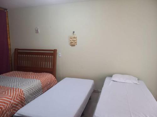 São Gonçalo do Amarante的住宿－pousada cangaço，卧室内两张并排的床