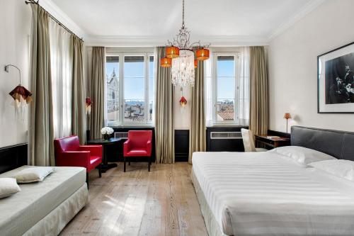 Кровать или кровати в номере Relais Santa Croce, By Baglioni Hotels