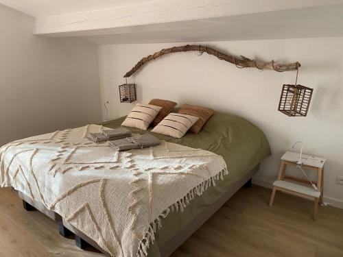 1 dormitorio con 1 cama verde y 2 almohadas en Les Hauts de Diane, CUERS var, en Cuers